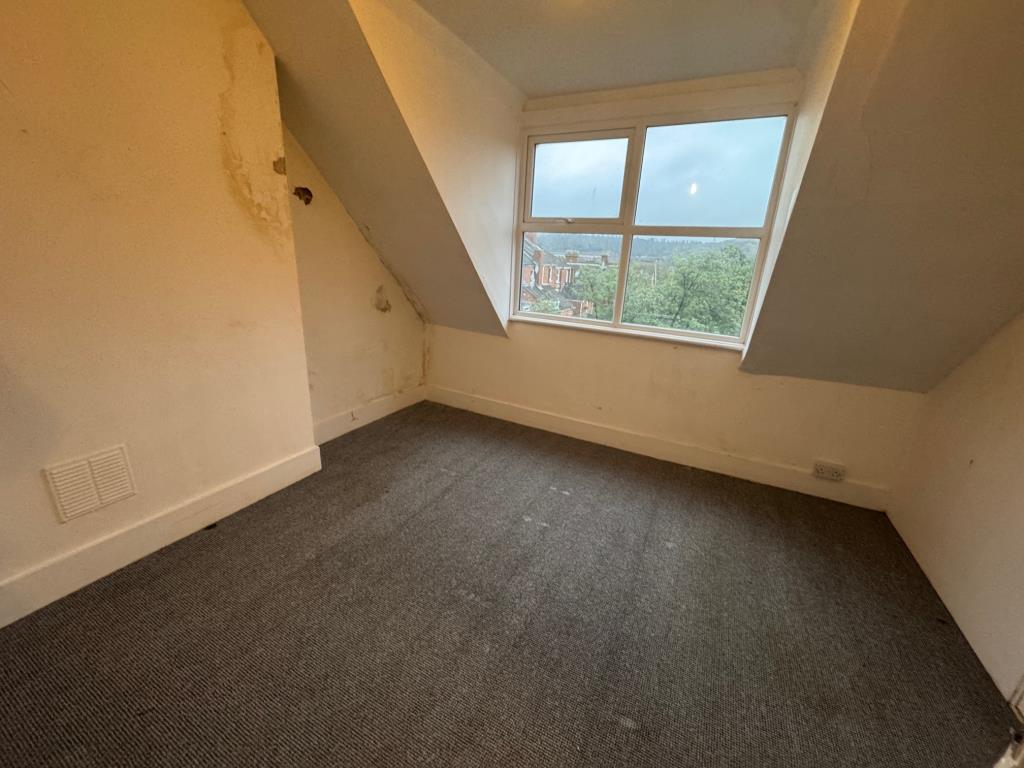 Lot: 129 - FREEHOLD ARRANGED AS TWO DWELLINGS WITH PARKING - 250a-bedroom 2